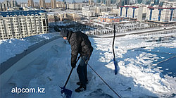 Уборка снега и наледи с крыши зданий