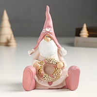 Сувенир полистоун "Дед Мороз в розовом наряде с золотым веночком, сидит" 6х9х16 см
