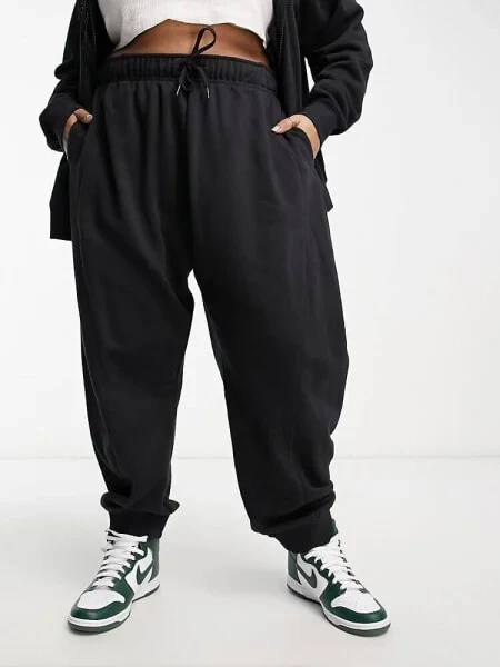 Nike Air Plus fleece joggers in black - фото 1 - id-p116163233