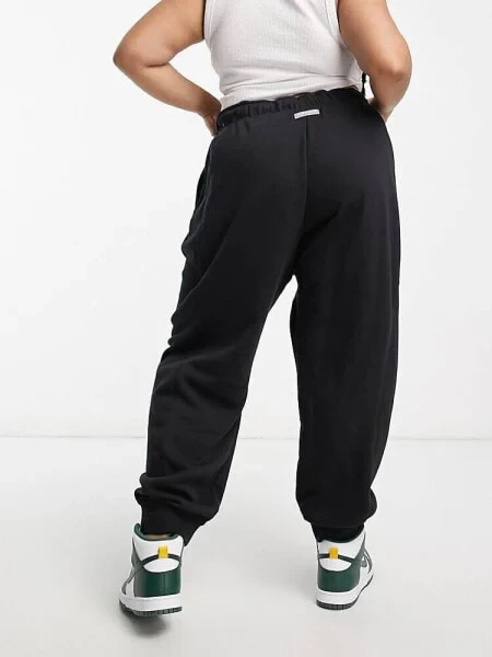 Nike Air Plus fleece joggers in black - фото 4 - id-p116163233