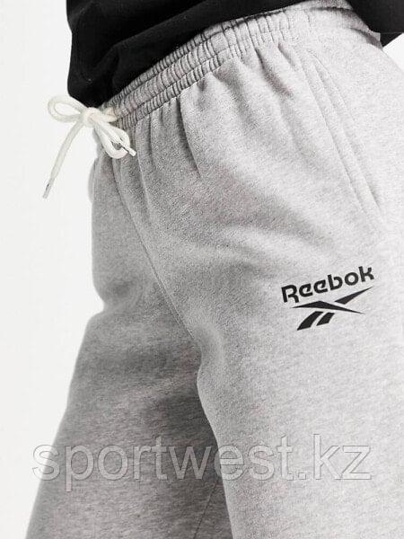 Reebok small logo joggers in light grey - фото 3 - id-p116163269