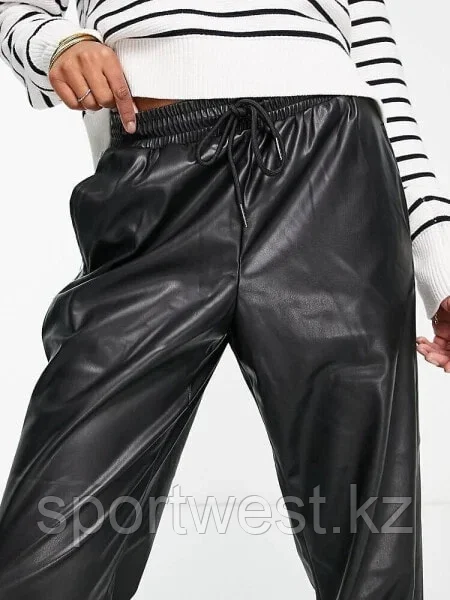 Vero Moda Petite leather look tie waist joggers in black - фото 3 - id-p116163332