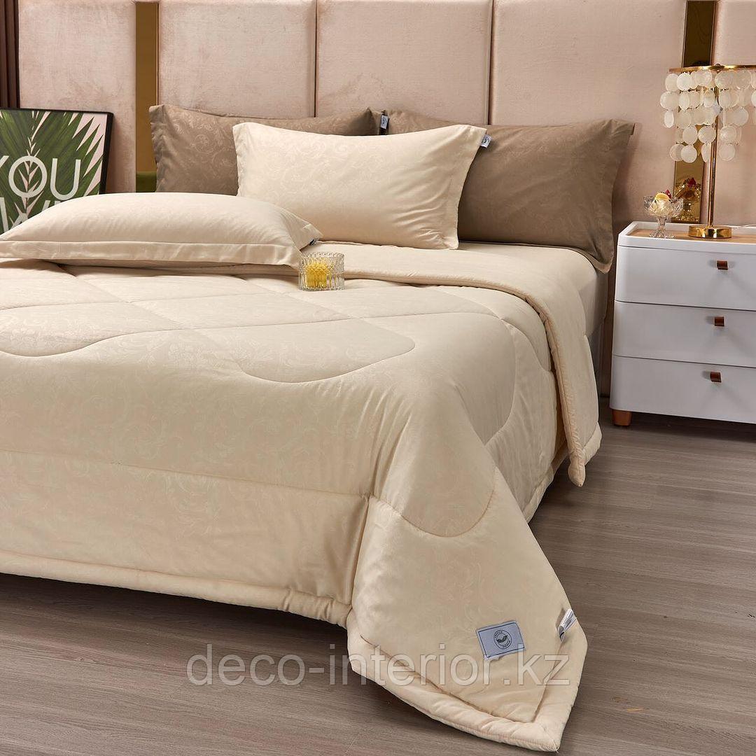 Комплект постельного белья из хлопка с бамбуковым одеялом и растительным принтом.