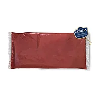 Әйел өзінің кискасына презервативті салады