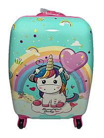 4 доңғалақты балаларға арналған пластикалық чемодан, 5-9 жастағы қыздарға арналған. Биіктігі 45 см, ені 31 см, тереңдігі 21 см.