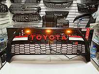 Решетка радиатора на Toyota Hilux 2021-по н.в дизайн GR SPORT RED под камеру (для полной комплектации)