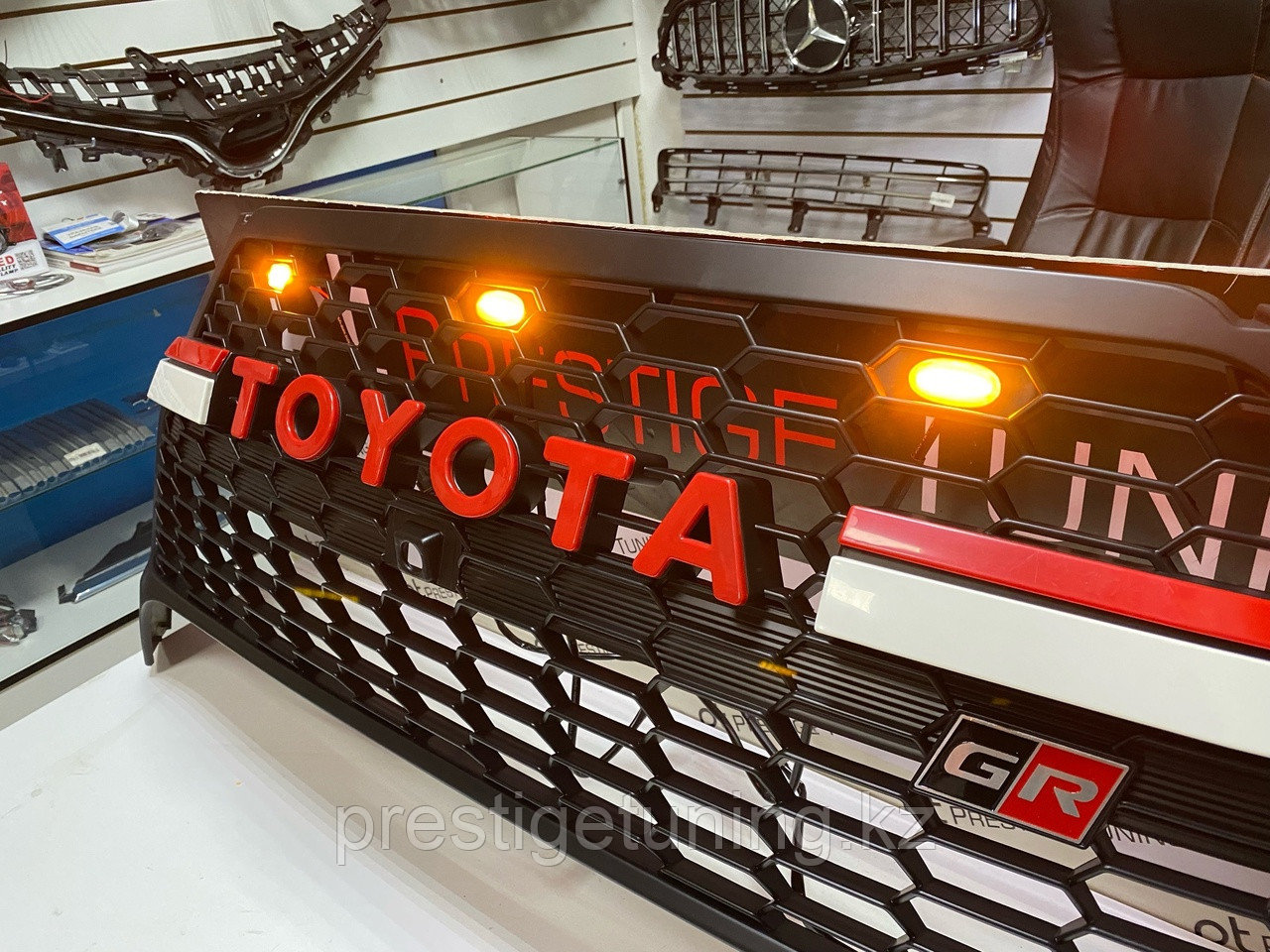 Решетка радиатора на Toyota Hilux 2021-по н.в дизайн GR SPORT RED под камеру (для полной комплектации) - фото 3 - id-p116251661