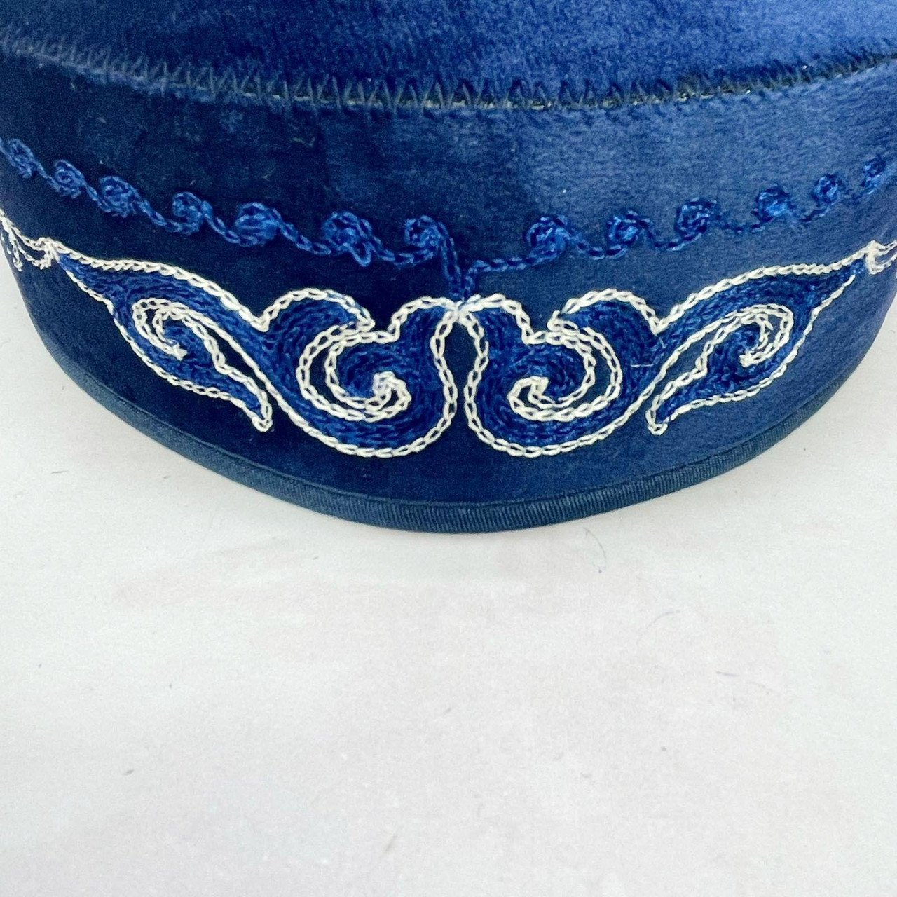 Казахская национальная тюбетейка (тақия) голубая с голубым орнаментом и белой строчкой (3) - фото 4 - id-p116257809