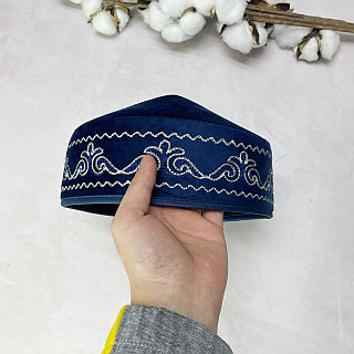 Супер секс: пизда мен жопадағы екі әтеш Кавказдық жігіт күйеуінің қасында әйелін трахает.