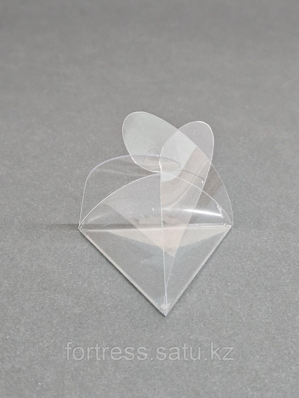 П264 - треугольник 4*4*2,5. Коробка из пластика для конфетки