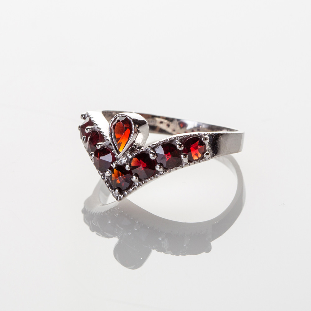 Кольцо из серебра с природным богемским гранатом - размер 19, фото 1