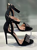 Стильные женские замшевые босоножки черного цвета. Модная женская обувь.