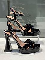 Стильные женские босоножки черного цвета. Лакированная нарядная летняя женская обувь на выпускной.