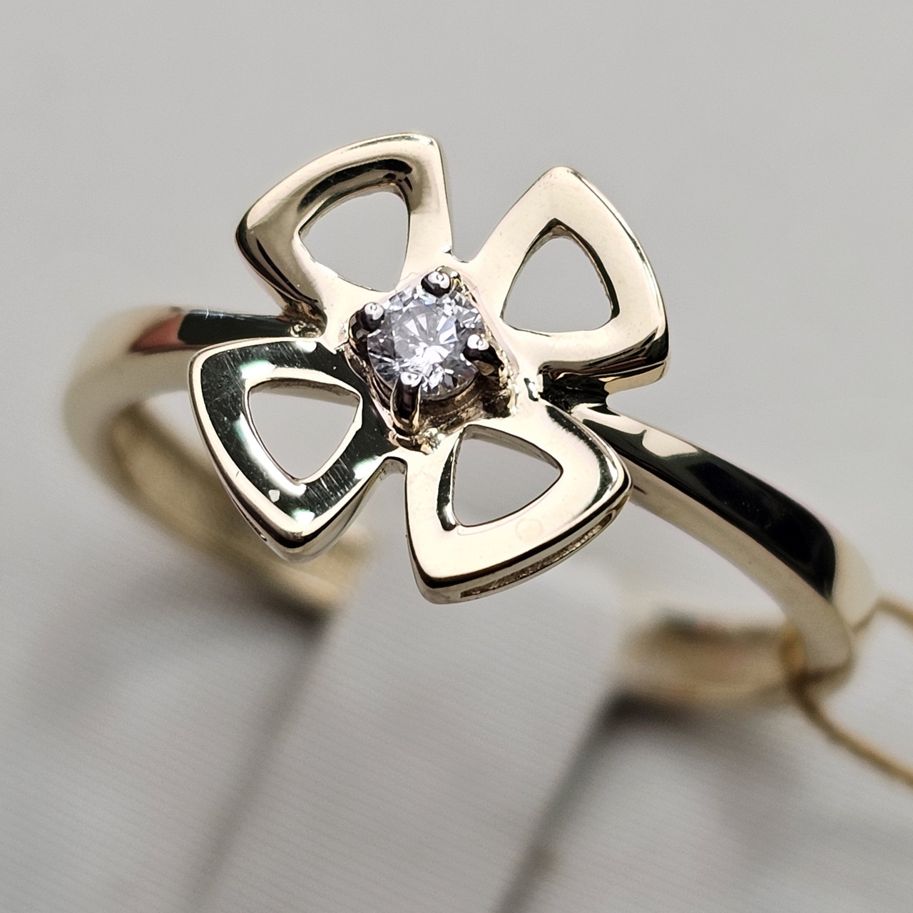 Золотое кольцо 17,5р 585 проба с бриллиантом 0,047ct VS1/H