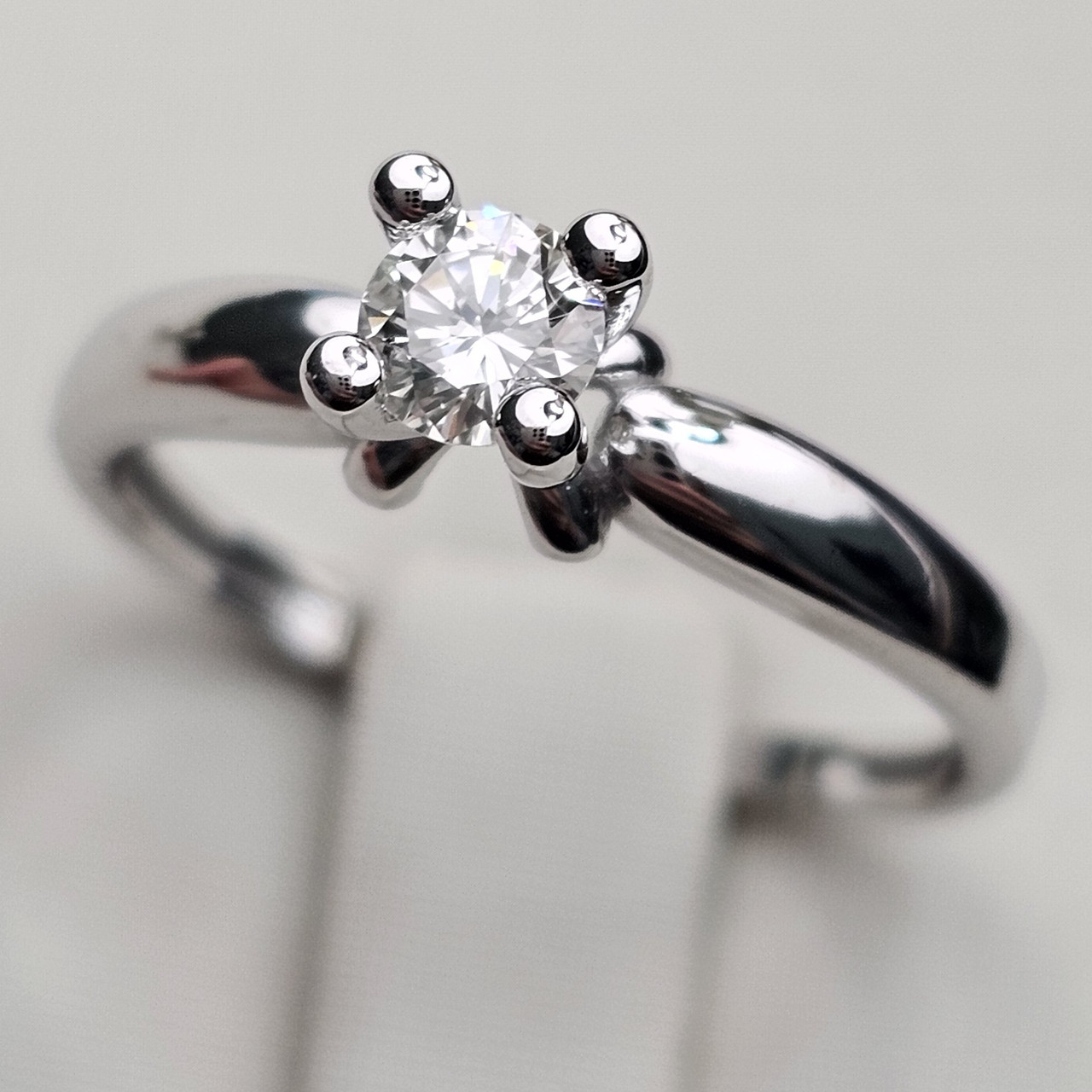 Золотое кольцо 16,5р с бриллиантом 0.231 Ct SI1/H VG