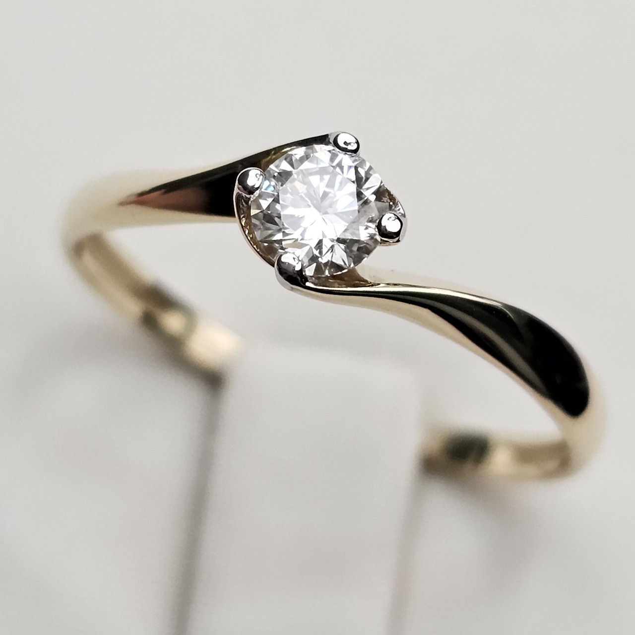 Золотое кольцо 18р с бриллиантом 0.264 Ct SI2/J VG