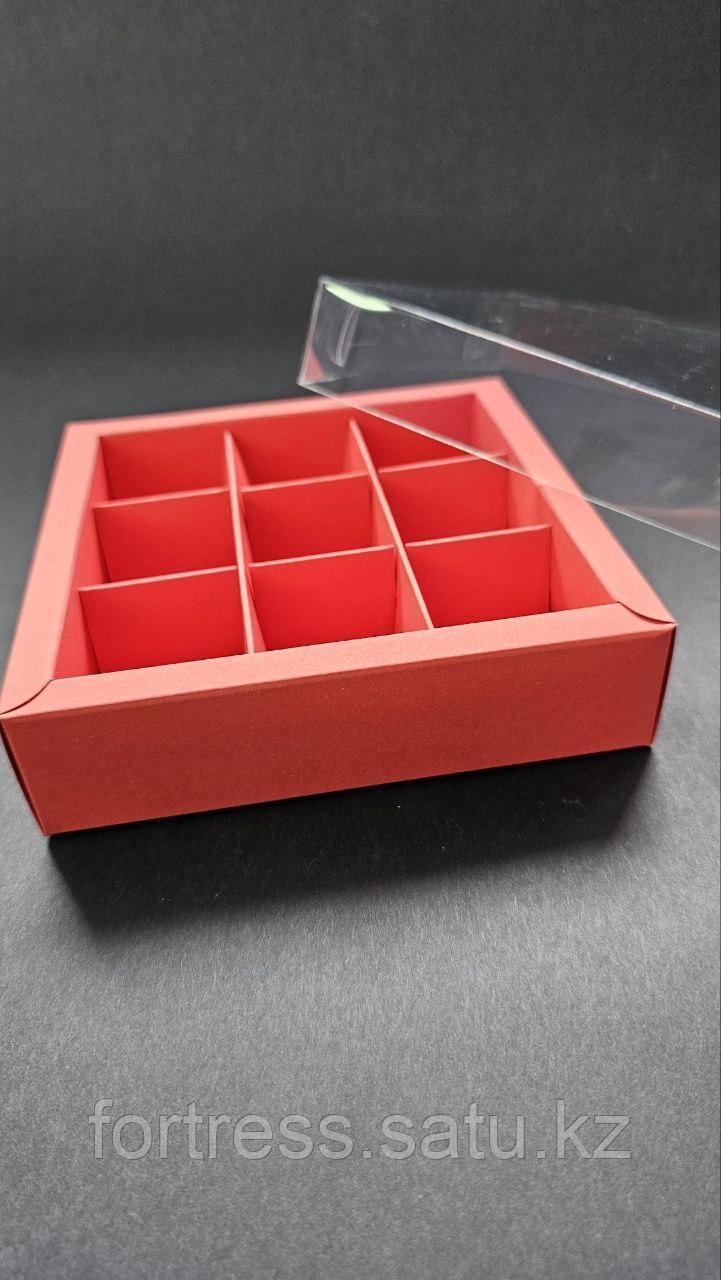 Коробка на 9 ячеек из дизайнерской бумаги красная 14*14*3,5 (12*12*3,5)