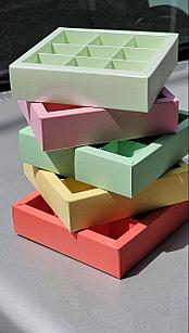 Коробка на 9 ячеек из дизайнерской бумаги розовая 14*14*3,5 (12*12*3,5)