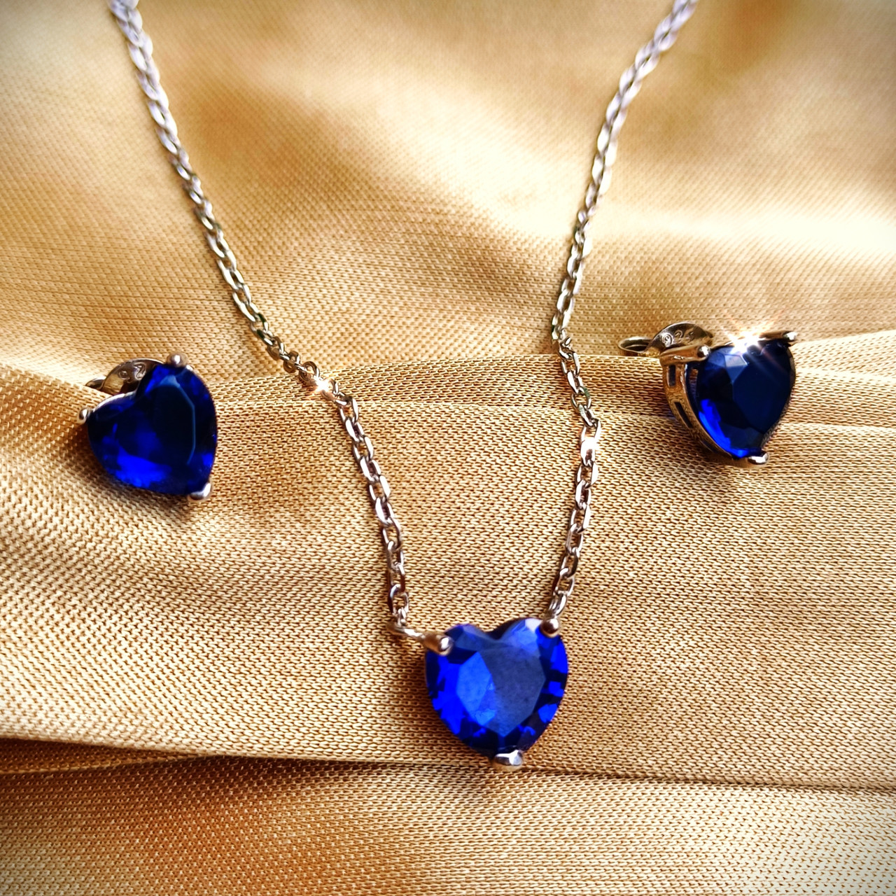 Серебряный комплект с синими камнями "Сердечки". Кулон и серьги-гвоздики - фото 1 - id-p65704429