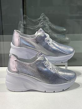 Кожаные женские кроссовки серебристого цвета. Качественная женская обувь лето 2024.