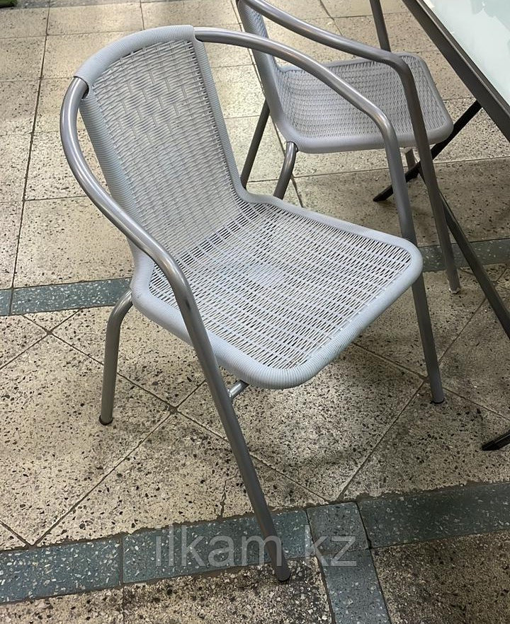 Стул пластиковый с металлическими ножками