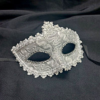 Венецианская карнавальная маска кружевная белая