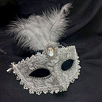 Венецианская карнавальная маска кружевная с перьями белая