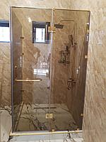 Душевые ограждения кабины из стекла c распашным открыванием.