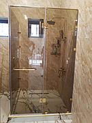 Душевые ограждения кабины из стекла c распашным открыванием.