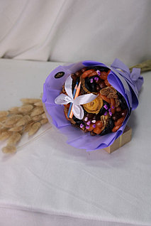 Букет из сухофруктов с карандашами для учителя