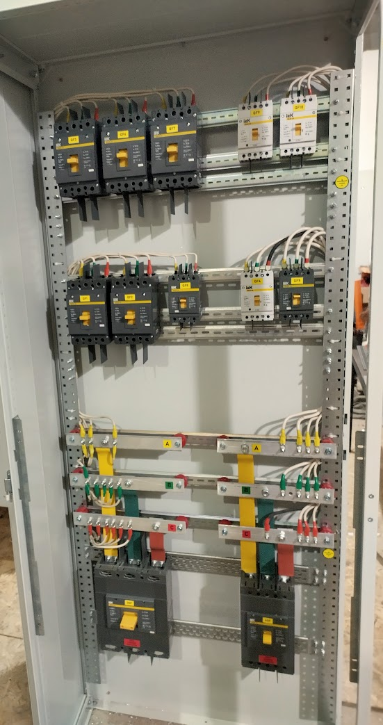 Шкаф вводно-распределительный ВРУ8503 2Р-108-40 250А 400/230В IP54 шина ...