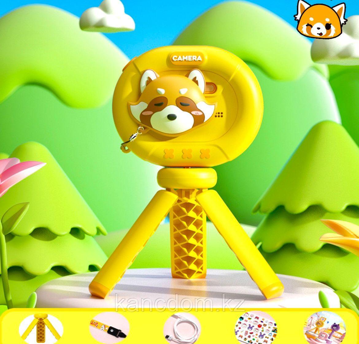 Детская камера с держателем, с ремнем и наклейка. Aggretsuko K62