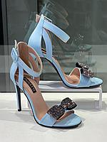 Стильные интересные босоножки на выпускной бал. Модная женская обувь лето 2024.