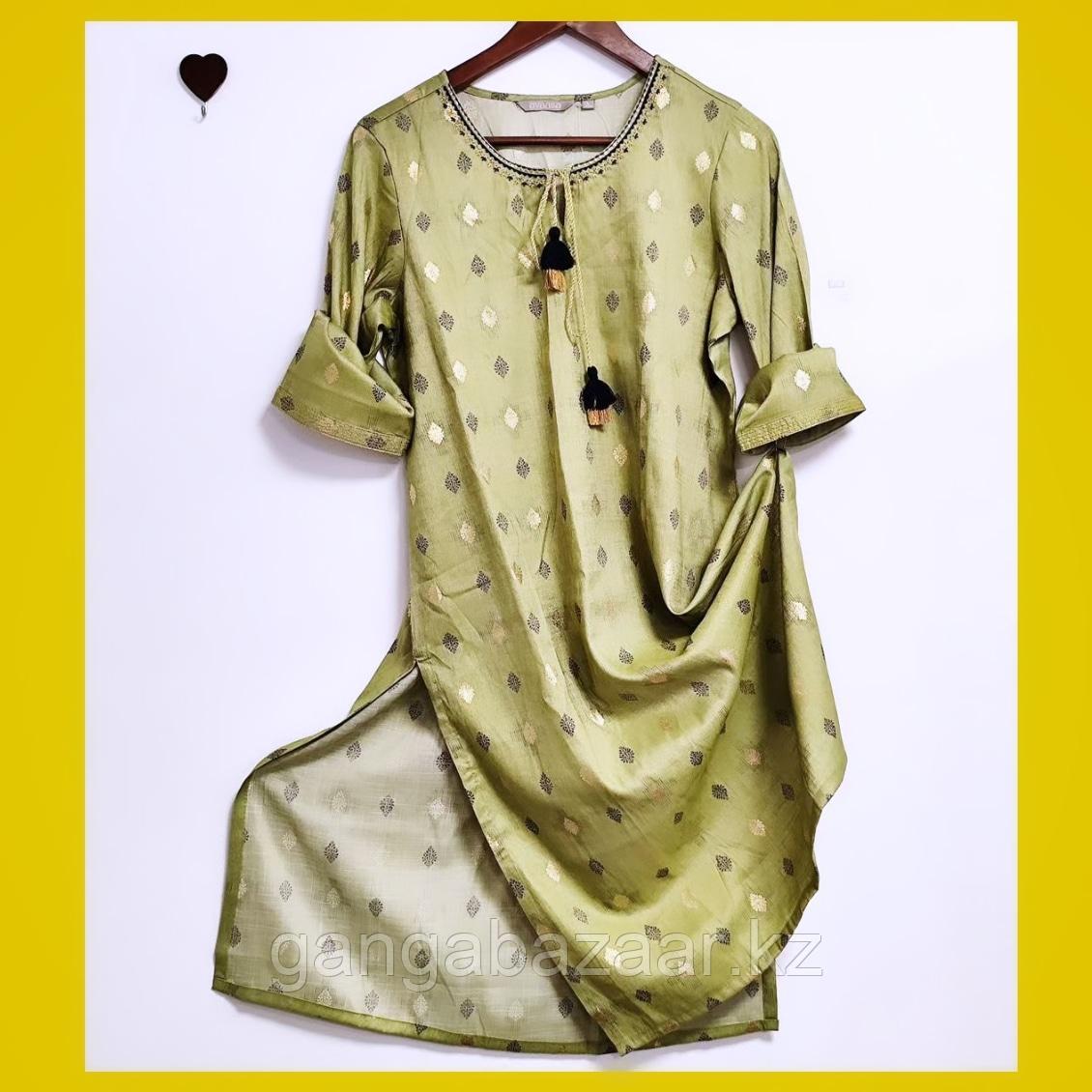 Этническая женская туника с вышивкой вокруг горловины