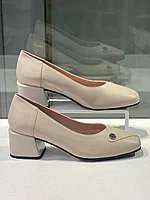 Классические женские туфли бежевого цвета. Качественная женская обувь лето 2024.