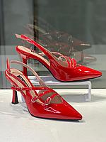 Стильные женские босоножки красного цвета. Красивая женская обувь лето 2024.