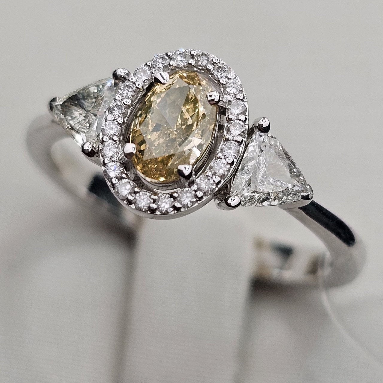 GIA Золотое кольцо 750 проба, бриллиант овал 0,51Сt SI1/FY VG трил. 0,37Сt 4/4A 0.09Ct 4/4A 18 р.