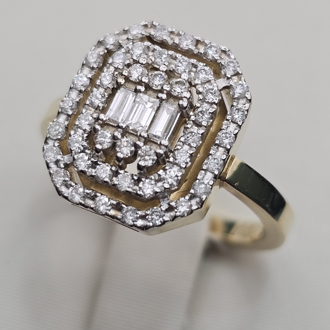 Золотое кольцо 585 проба, бриллиант багет 0,44Сt 4/4А 0,13Ct 4/4 17 р.