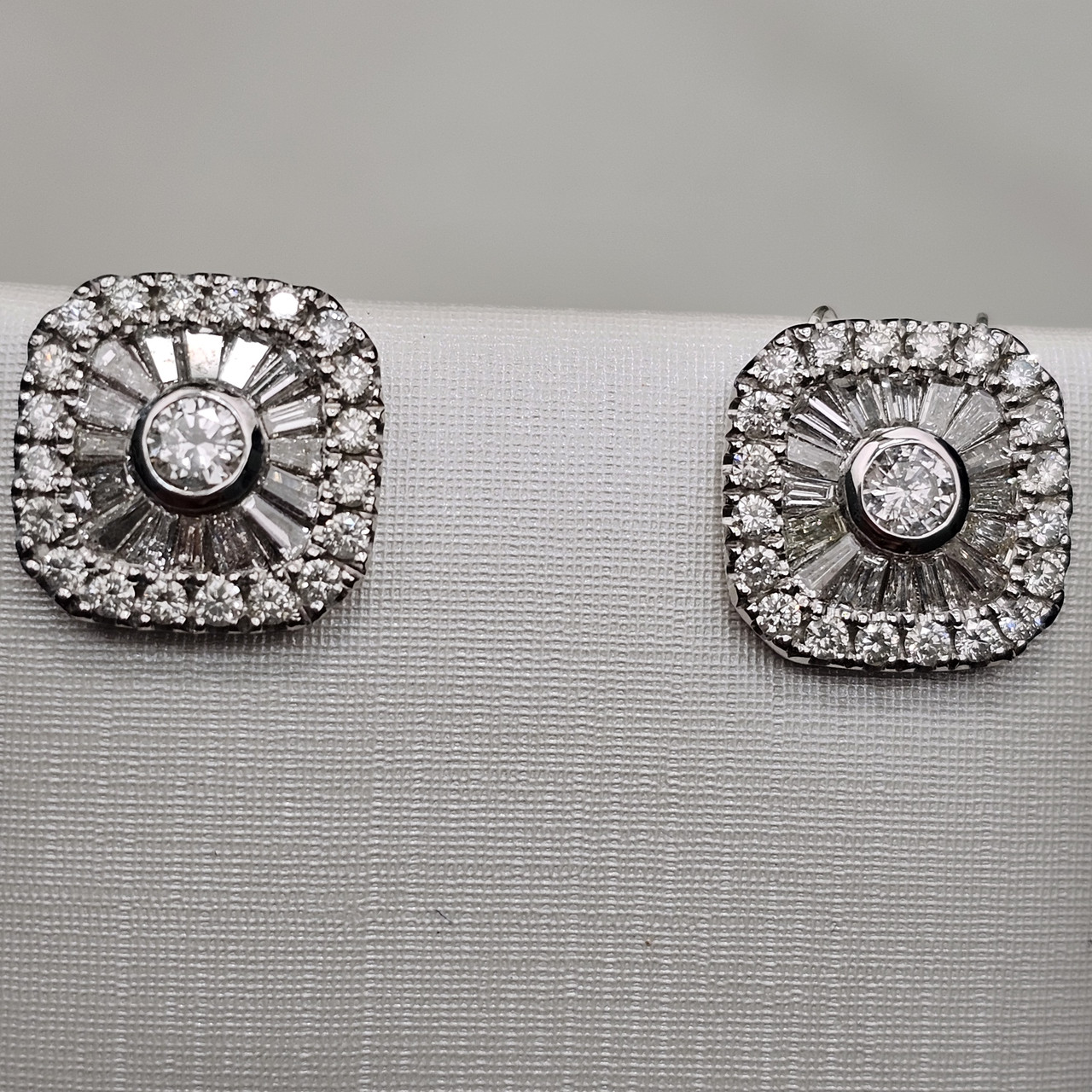 Золотые серьги 585 проба с бриллиантами 0,29Ct 4/4А 0,7Ct 4/4А багеты 0.9Ct 3/4A