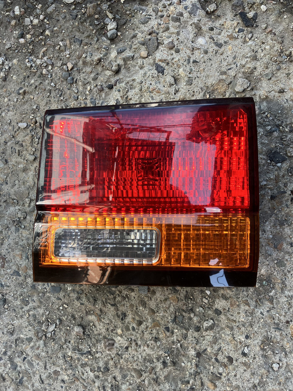 Задний правый фонарь в крышку багажника Nissan Elgrand 50-й кузов