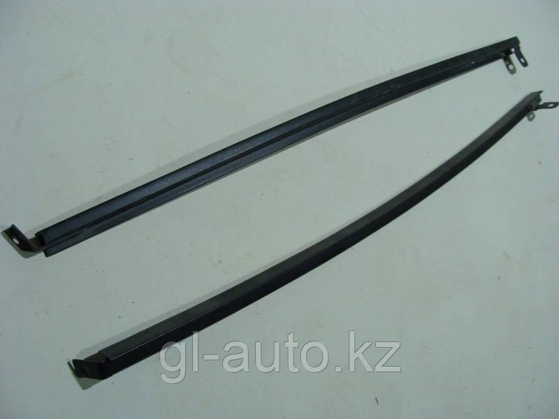 Направляющая опускного стекла. Направляющая опускного стекла. Направляющая для стекла уаз. Направляющая опускного стекла. Направляющие планка передних стекол ваз 2105.