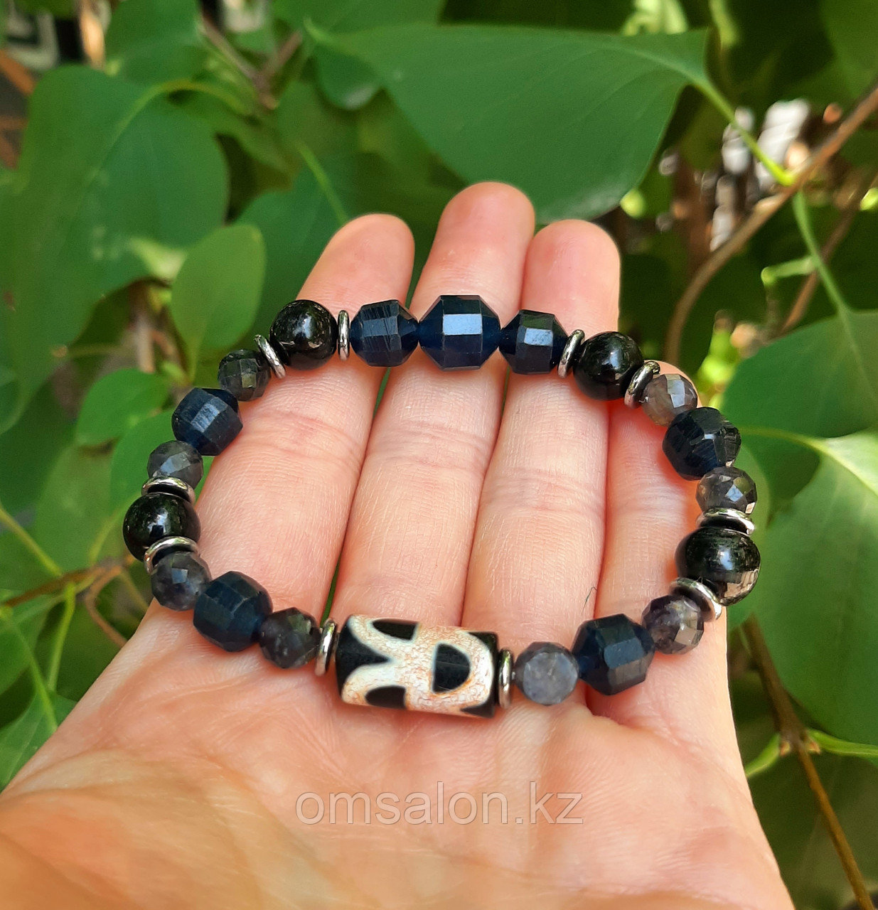 Браслет из сапфира, иолита и гиперстена с дзи Лошадь (Лунгта) на удачу и исполнение желаний, фото 1