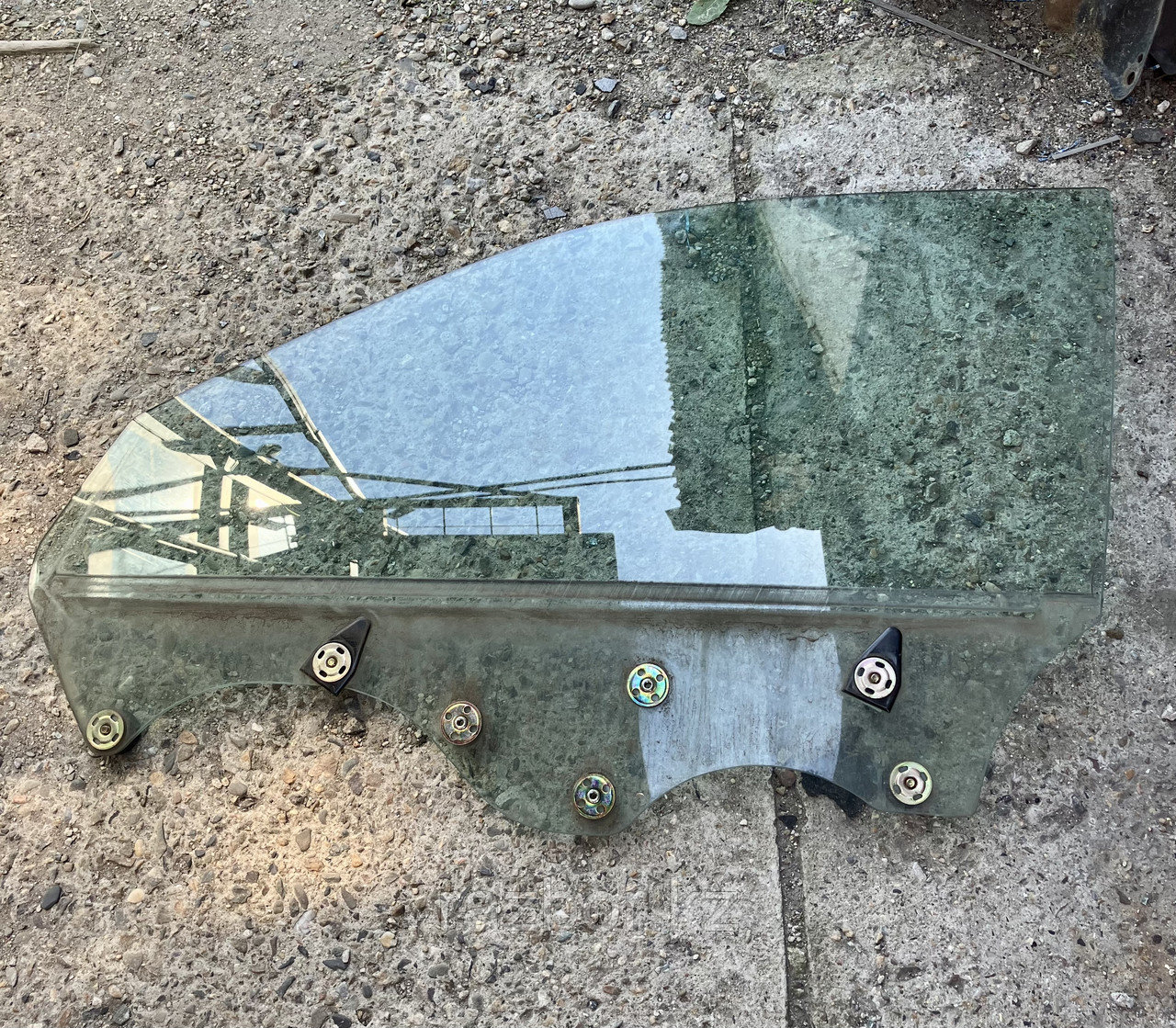 Стекло левое переднее Mitsubishi Diamante F31A.