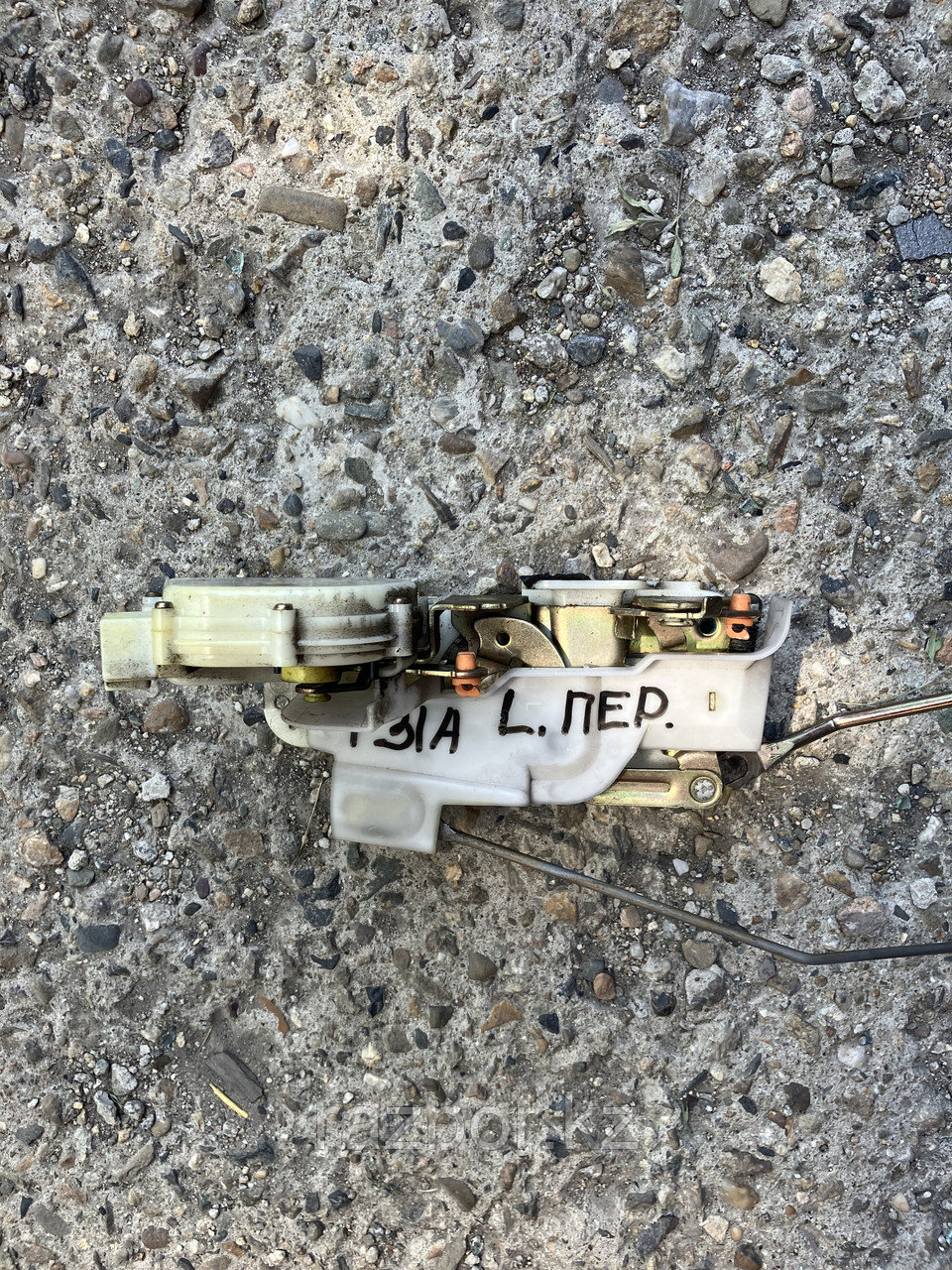 Дверной замок левый передний Mitsubishi Diamante, фото 1