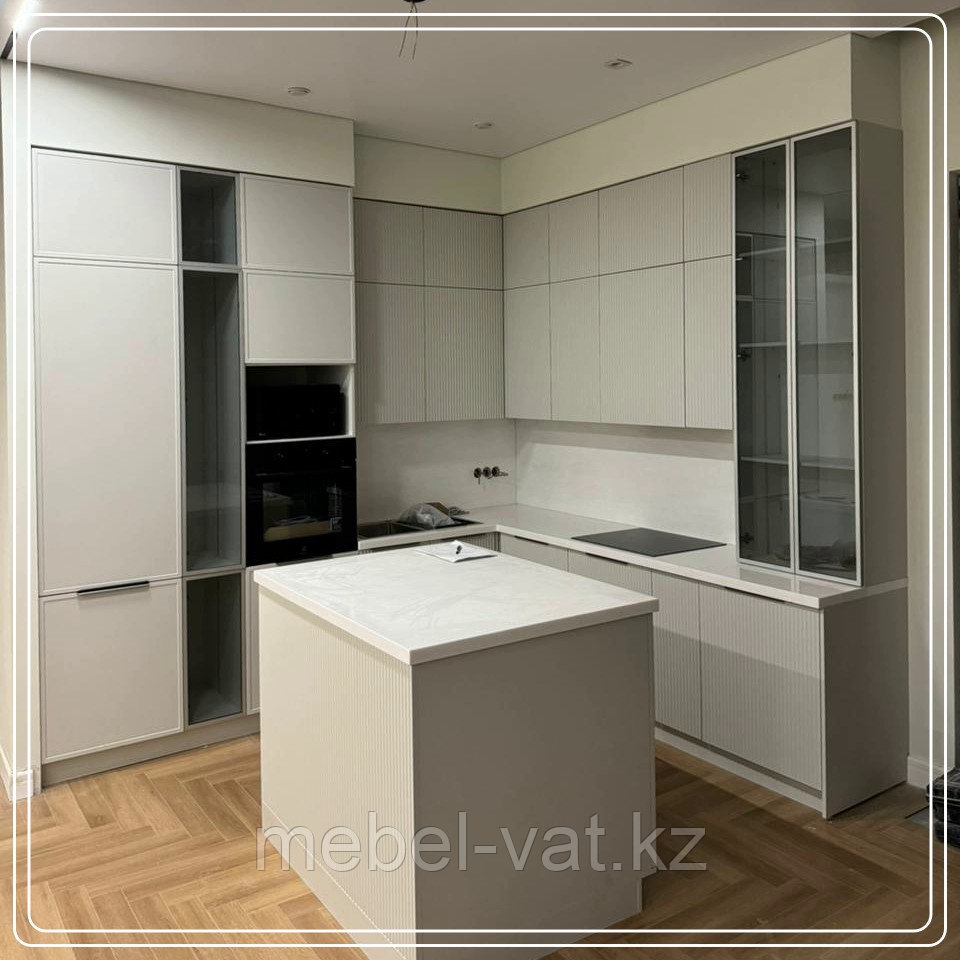 Угловая кухня с островом