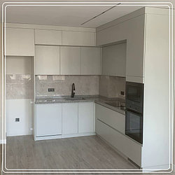 Серо белая кухня