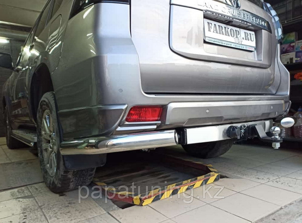 Защита заднего бампера угловая под фаркоп Папа Тюнинг d76 для Toyota Land Cruiser Prado 150 Style 2019- - фото 1 - id-p117693133