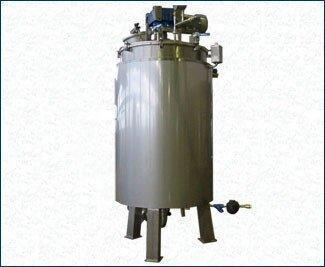 Ол оңаша жұлқылайды.