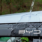 Ветровики, дефлекторы BYD Qin ev, прозрачные с хромом, фото 3