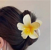 Заколка краб "Гавайский цветок" 8х4 см бело-желтая